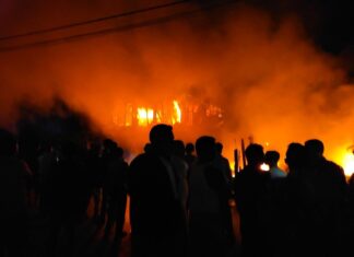 खजुरगाछी बजारमा भएको आगलागीबाट १ करोड २० लाखको क्षति