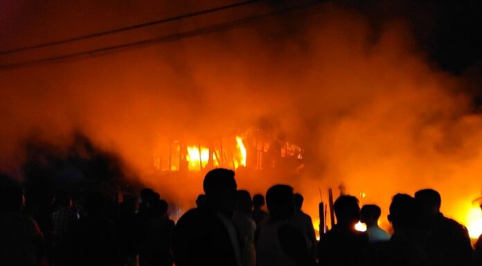 खजुरगाछी बजारमा भएको आगलागीबाट १ करोड २० लाखको क्षति