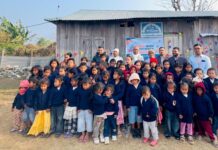 एक्सेल बैंकद्वारा विद्यार्थीहरुलाई न्यानो कपडा वितरण