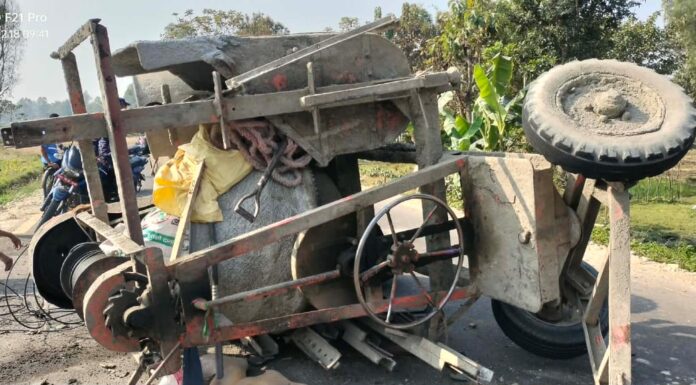 कमलमा मिक्स्चर बोकेको ट्रयाक्टर पल्टिँदा १० जना घाइते